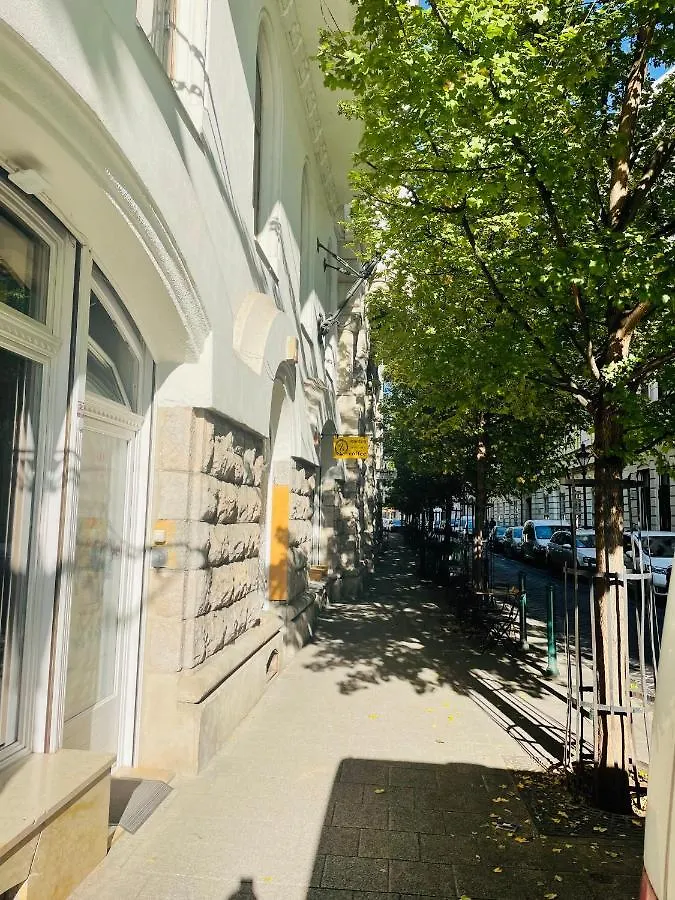 Studio B Budapest 0*,  Hungary
